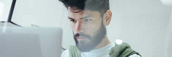 Mann blickt auf Desktop