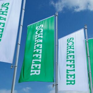 © Schaeffler Fahnen von Schaeffler im Wind