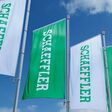 Fahnen von Schaeffler im Wind