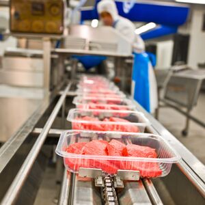 fleisch, fliessband, steak, schnitzel, blut, rot, frisch, fabrik, rosmarin, metzger, stück, schlachten, schlachthof, nahrung, nahrungsmittel, öko, ernährung, industrie, industriell, handwerk, rindfleisch, schweinefleisch, detail, lecker, fertigung, saftig, roh, rohes, frische, theke, supermarkt, einzelhandel, butcher, meat, preis, teuer, teurung, preissteigerung, euro, vegetarier, vegetarisch, vegan, verpackung, verpackungen, blister, massenproduktion, arbeiter