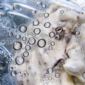 kondenswasser, wassertropfen, frischhaltefolie, klarsichtfolie, schoko-bananen-crème, kreme, lagerung, kühlschrank, plastikfolie, aufbewahren, dessert, speisekammer