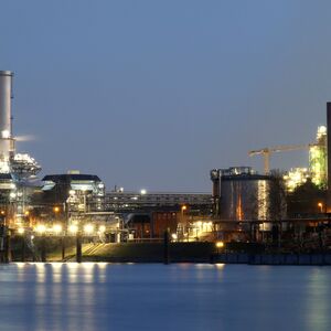Abendaufnahme von der BASF in Ludwigshafen mit dem Rhein im Vordergrund