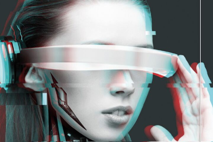 Kopfbild einer Frau mit futuristischer Datenbrille