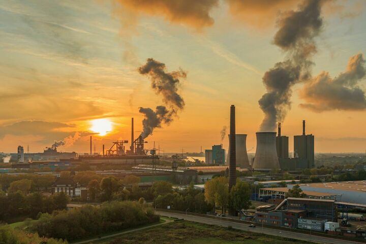 Industrielandschaft vor Sonnenuntergang