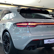 Elektroauto Porsche Macan im Laden