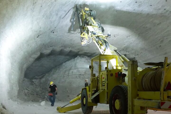 Bagger von Bergbauunternehmen K+S