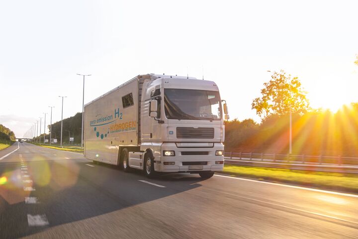 Ein mit Wasserstoff betriebener Truck fährt auf Straße