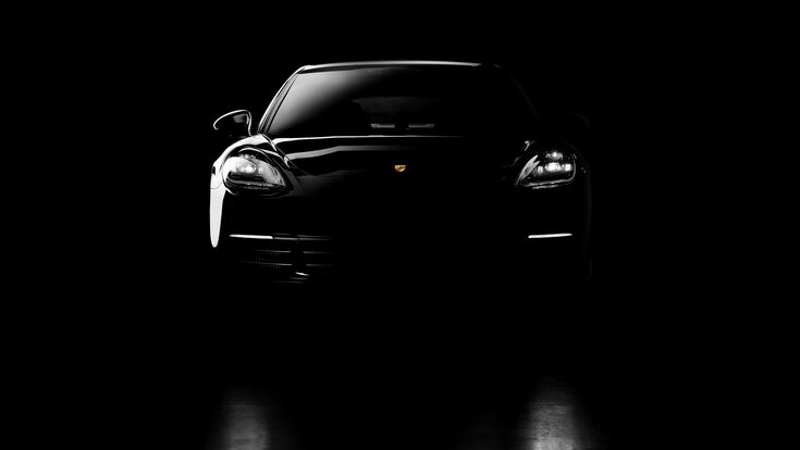 © Andrey Cherlat - stock.adobe.com Der Porsche Panamera E-Hybrid in Schwarz in 2020