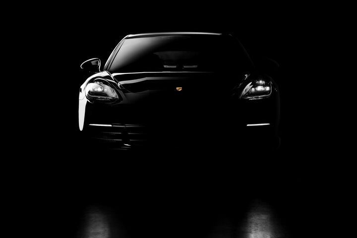 Der Porsche Panamera E-Hybrid in Schwarz in 2020