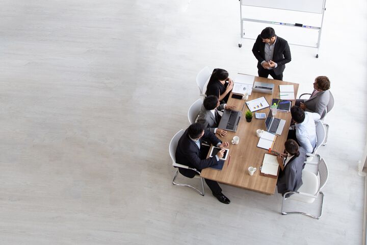 Mitarbeiter halten ein Meeting an einem Tisch