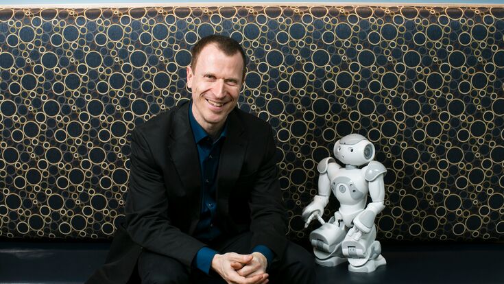 Matthias Scheutz, Professor of Computer Science mit kleinem Roboter