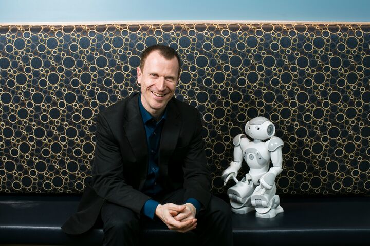 Matthias Scheutz, Professor of Computer Science mit kleinem Roboter