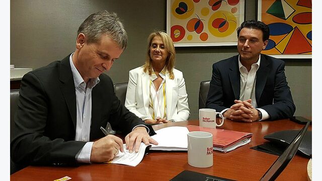 Friedrich Santner bei Vertragsunterzeichnung Quantacore