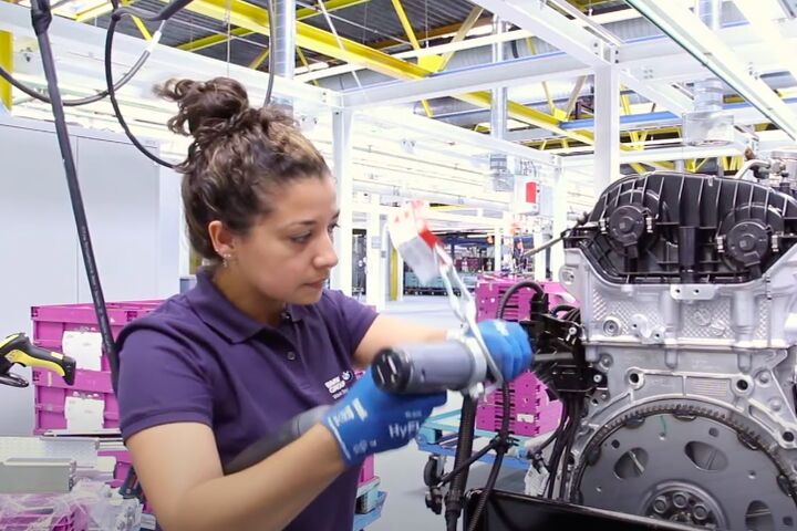 Mitarbeiterin im BMW Werk in Steyr arbeitet an Benzinmotor