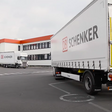 Ein Truck von DB Schenker fährt in einen Transport Hub ein