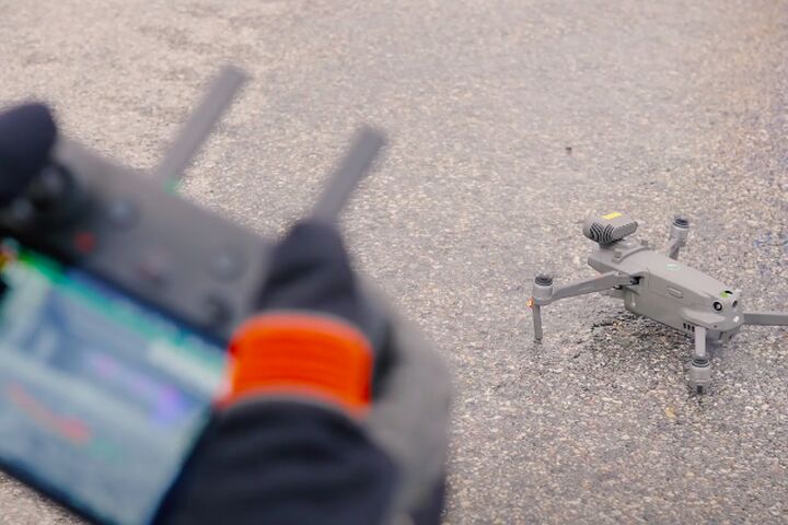 Drohne von Rosenbauer hebt vom Boden ab