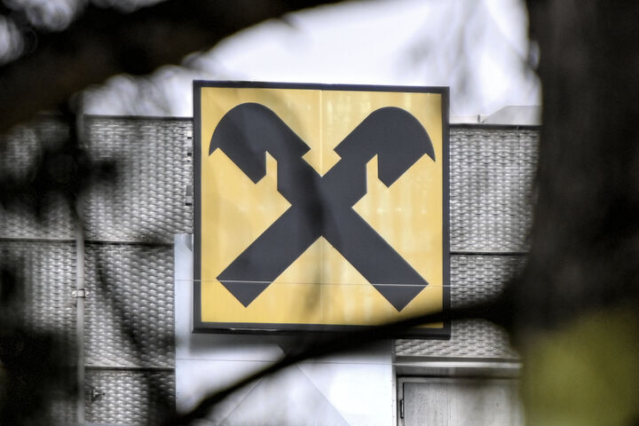 ABD0090_20210507 - WIEN - ?STERREICH: Ein RBI-Logo aufgenommen am Freitag, 7. Mai 2021, in Wien im Rahmen der Bekanntgabe des "Ergebnis 1. Quartal" der Raiffeisen Bank International AG (RBI). - FOTO: APA/HERBERT NEUBAUER