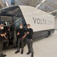 Mitarbeiter von Steyr Automotive bei der Besichtigung des vollelektrischen E-Trucks "Volta Zero" des schwedischen Start-ups Volta, in Steyr.