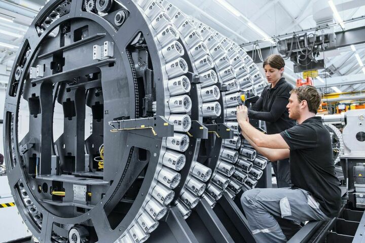 Maschine mit Mitarbeiter DMG Mori