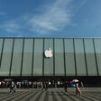 Customers queue to get newly-launched iPhone 13 mobile phones at an Apple store in Hangzhou, in China's eastern Zhejiang province on September 24, 2021. (Photo by AFP) / China OUT