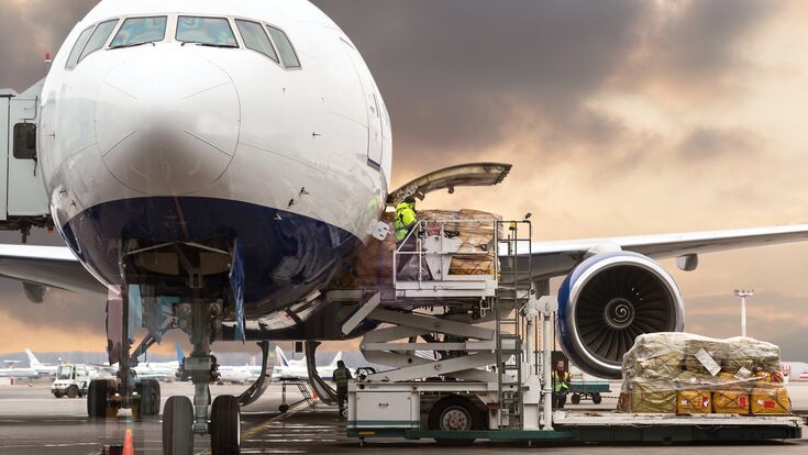 Ein Flugzeug wird beladen
