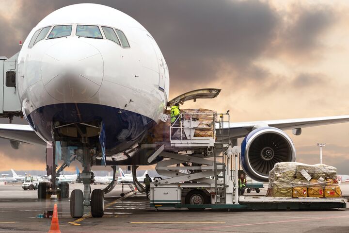 Ein Flugzeug wird beladen