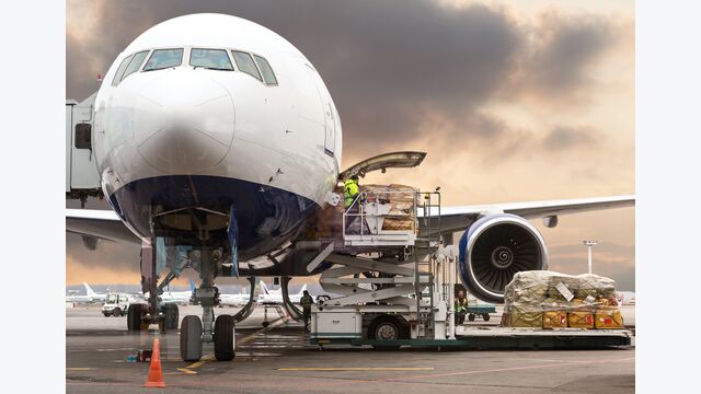 Ein Flugzeug wird beladen
