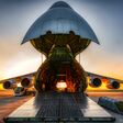 Ein Antonov Flugzeug mit offenem Frachtraum
