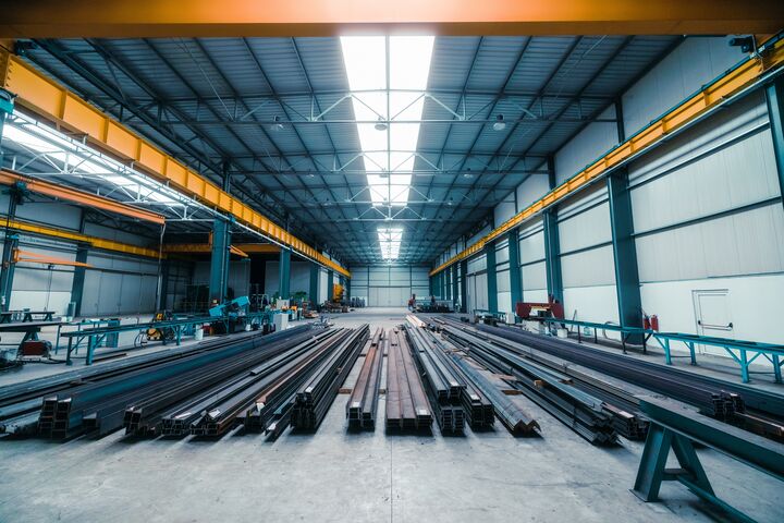 Eine Werkshalle mit Stahlträgern in der Metallindustrie