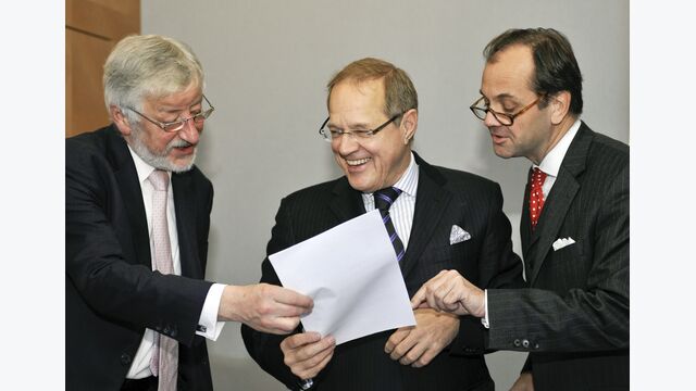 Die Constantia Privatbank Vorstände Friedrich Racher und Helmut Urban mit dem Leiter des Käuferkonsortiums Erhard Grossnigg (Mitte) während eines Pressetermins im Dezember 2009