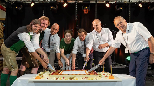 Kerstin Gelbmann und Erhard Grossnigg (dritter von links) bei 100-Jahres-Feierlichkeiten von Gaulhofer