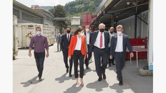 Kerstin Gelbmann mit Landeshauptmann Hermann Schützenhofer beim Besuch des Gaulhofer-Fensterproduktion in Übelbach