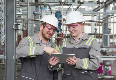 Bundesweit bildet Evonik an 15 Standorten in Deutschland in 32 anerkannten Berufen aus sowie in ausbildungsbegleitenden und kooperativen Studiengängen. Aktuell bietet das Unternehmen am Standort Essen Ausbildungsplätze für die Berufsbilder Chemikant:in, Chemielaborant:in, Industriemechaniker:in, Elektroniker:in für Automatisierungstechnik, Kaufmann /-frau für Spedition und Logistikdienstleistung und Fachkraft für Lagerlogistik. ------ At 15 locations throughout Germany, Evonik offers training in 32 recognized professions as well as in accompanying and cooperative study programs. The company currently offers apprenticeships for the following professions at its Essen site: chemical technician, chemical laboratory technician, industrial mechanic, electronics technician for automation technology, forwarding and logistics services clerk and warehouse logistics specialist.