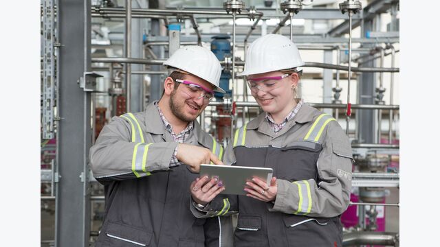 Bundesweit bildet Evonik an 15 Standorten in Deutschland in 32 anerkannten Berufen aus sowie in ausbildungsbegleitenden und kooperativen Studiengängen. Aktuell bietet das Unternehmen am Standort Essen Ausbildungsplätze für die Berufsbilder Chemikant:in, Chemielaborant:in, Industriemechaniker:in, Elektroniker:in für Automatisierungstechnik, Kaufmann /-frau für Spedition und Logistikdienstleistung und Fachkraft für Lagerlogistik. ------ At 15 locations throughout Germany, Evonik offers training in 32 recognized professions as well as in accompanying and cooperative study programs. The company currently offers apprenticeships for the following professions at its Essen site: chemical technician, chemical laboratory technician, industrial mechanic, electronics technician for automation technology, forwarding and logistics services clerk and warehouse logistics specialist.