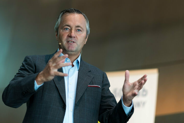 ABD0027_20170919 - Hannes Ametsreiter, CEO von Vodafone Deutschland, spricht am 19.09.2017 in Dresden (Sachsen) w?hrend der Konferenz IEEE 5G Summit Dresden. Die Konferenz dient dem Austausch von rund 400 Wissenschaftlern und Industrievertretern, um das Mobilfunknetz er f?nften Generation (5G) voranzubringen. Foto: Monika Skolimowska/dpa-Zentralbild/dpa +++(c) dpa - Bildfunk+++