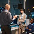 Ein Manager spricht mit Mitarbeitern