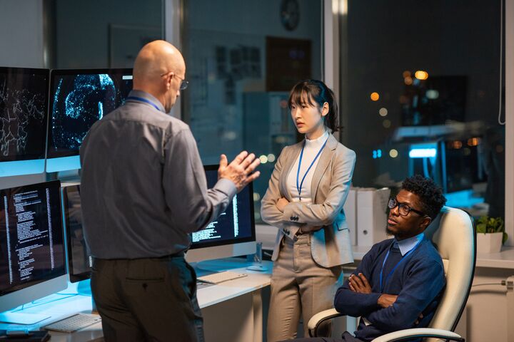 Ein Manager spricht mit Mitarbeitern