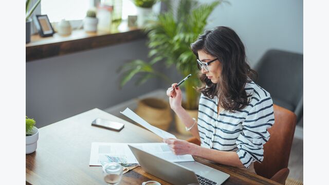 Eine Führungskraft erledigt administrative Tasks am Schreibtisch