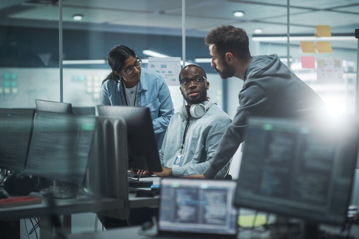 IT-Mitarbeiter in Server-Raum