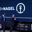 Markus Blanka-Graff, CFO Kühne + Nagel, nebst Lkw und Mitarbeiter
