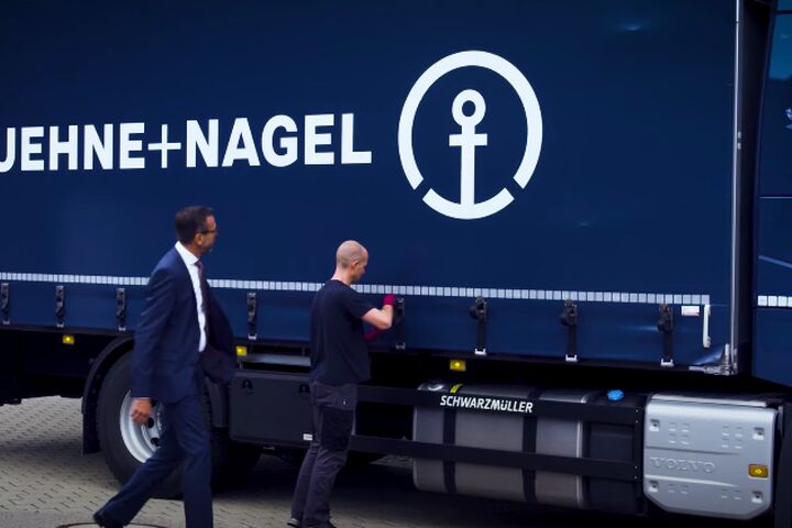 Markus Blanka-Graff, CFO Kühne + Nagel, nebst Lkw und Mitarbeiter