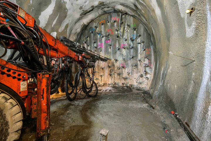 ABD0024_20220415 - GLOGGNITZ - ?STERREICH: ++ HANDOUT ++ ZU APA0172 VOM 15.4.2022 - Die Inbetriebnahme des Semmering-Basistunnels (SBT) verschiebt sich weiter und wird erst 2030 erfolgen. Eine geologische St?rzone im Grassberg beim Vortrieb in Gloggnitz mache eine Verl?ngerung der Bauzeit unausweichlich. Im Bild: Bauarbeiten im Semmering-Basistunnel. - FOTO: APA/?BB/EBNER - ++ WIR WEISEN AUSDR?CKLICH DARAUF HIN, DASS EINE VERWENDUNG DES BILDES AUS MEDIEN- UND/ODER URHEBERRECHTLICHEN GR?NDEN AUSSCHLIESSLICH IM ZUSAMMENHANG MIT DEM ANGEF?HRTEN ZWECK UND REDAKTIONELL ERFOLGEN DARF - VOLLST?NDIGE COPYRIGHTNENNUNG VERPFLICHTEND ++