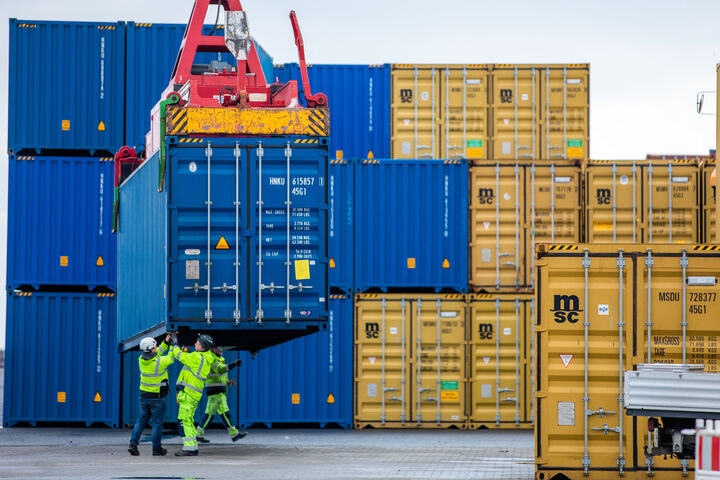 Hafenarbeiter bei Verladetätigkeiten in Mukran, Mecklenburg-Vorpommern
