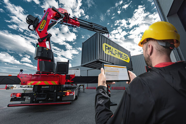 Palfinger setzt auf Digitalisierung: Mitarbeiter steuert Hebevorrichtung mittels Tablet.