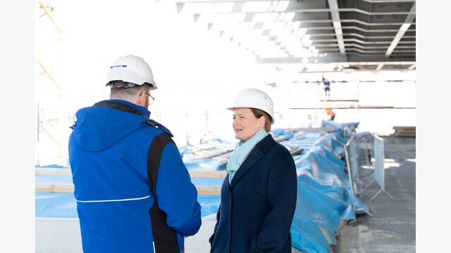 Iris Ortner CEO IGO Industries mit Mitarbeiter auf Baustelle