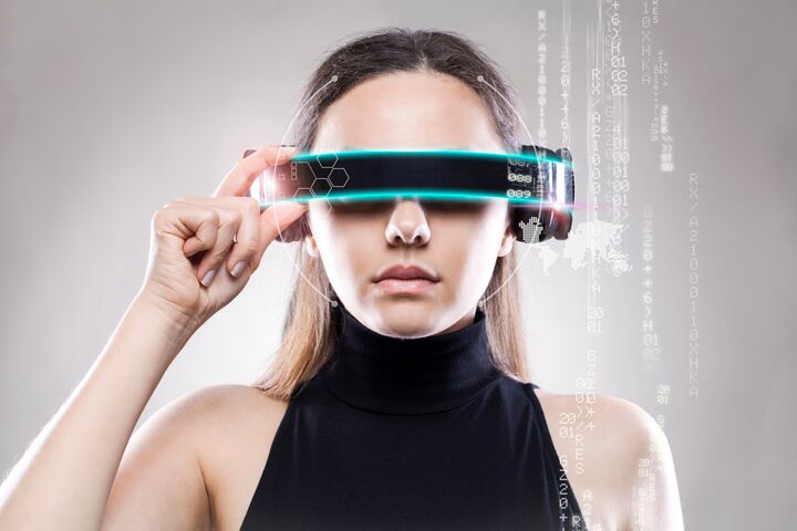 Frau mit Datenbrille