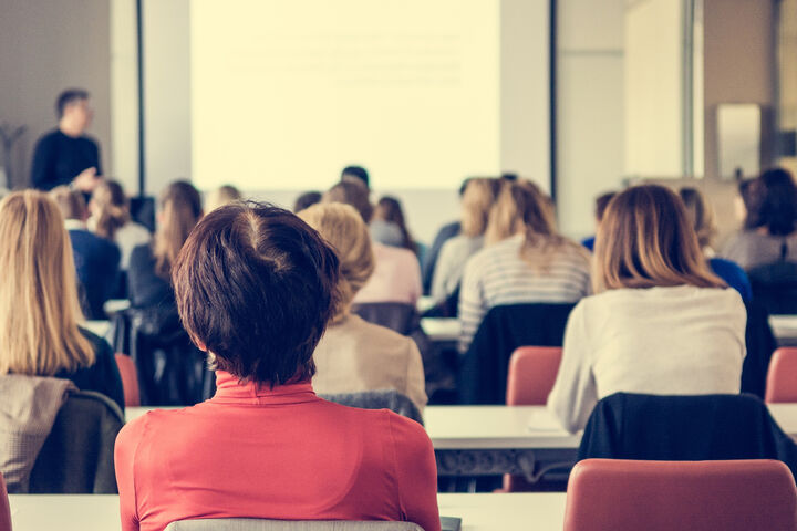 MBA-Studierende in einem Hörsaal. Bestes MBA-Studium in Österreich
