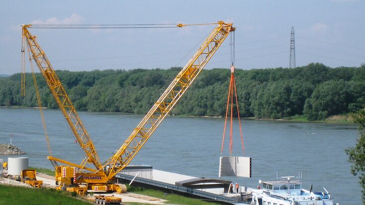 © viadonau BILD zu OTS - Verladung von Windkraftteilen auf das Binnenschiff
