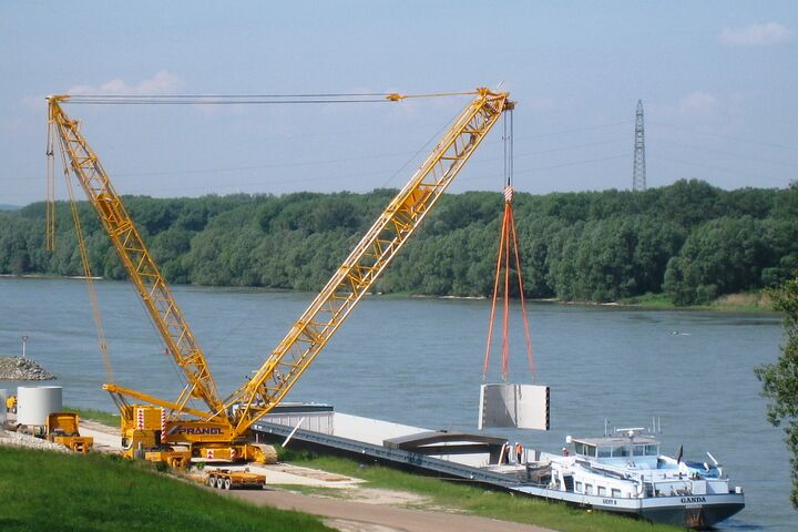 BILD zu OTS - Verladung von Windkraftteilen auf das Binnenschiff