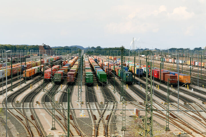 Güterzüge der ÖBB im Bahnhof